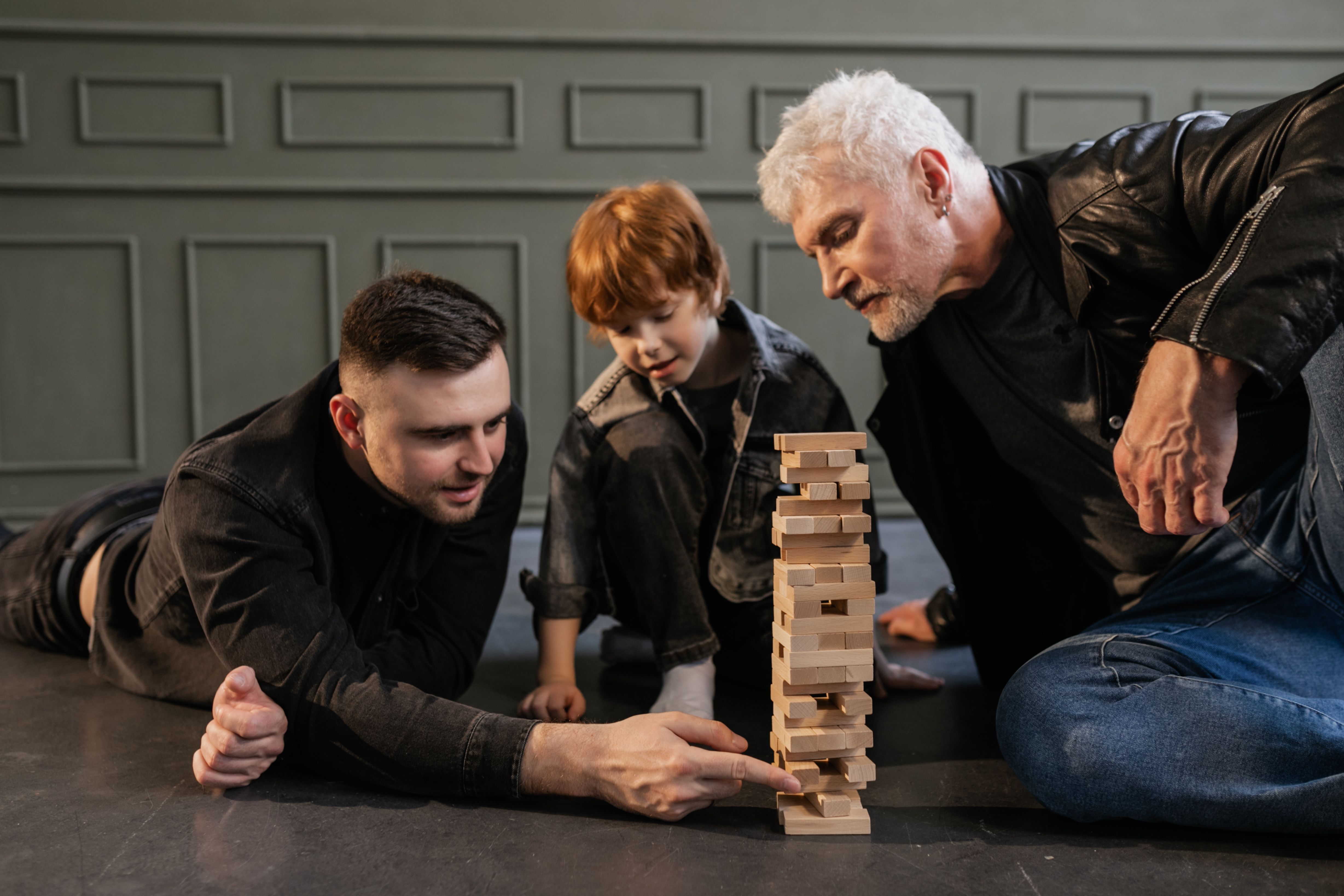 Enfant et adultes faisant une tour en bois